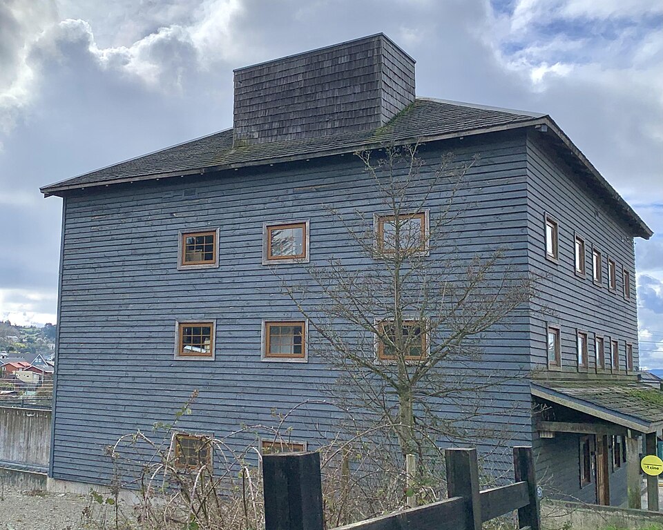 Fachada de madera azul del Molino Machmar en Puerto Varas.