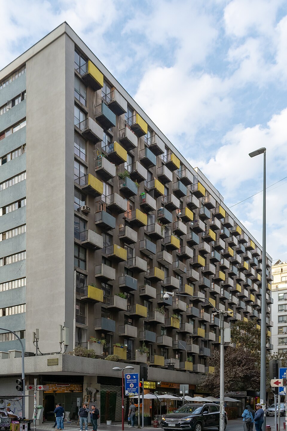 Parte superior de la fachada con balcones del edificio de Huérfanos 1373 en Santiago.